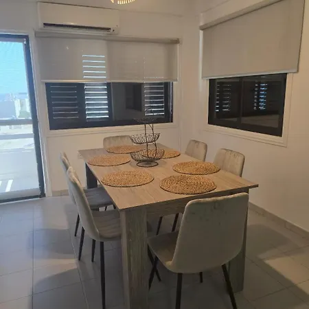 דירה Lazuli Skyline & Sea View Penthouse לרנקה